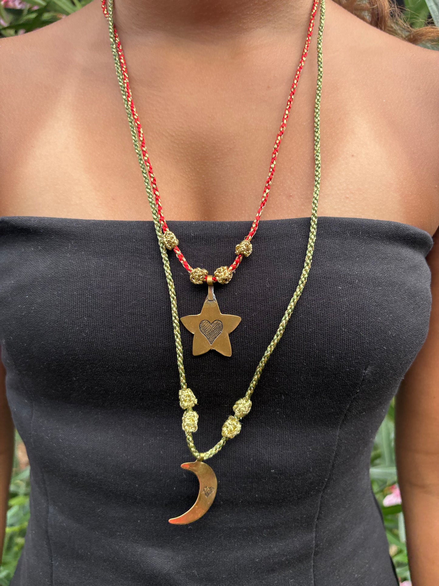 Sautoir grigri lune étoile porté décolleté porte-bonheur beloves
