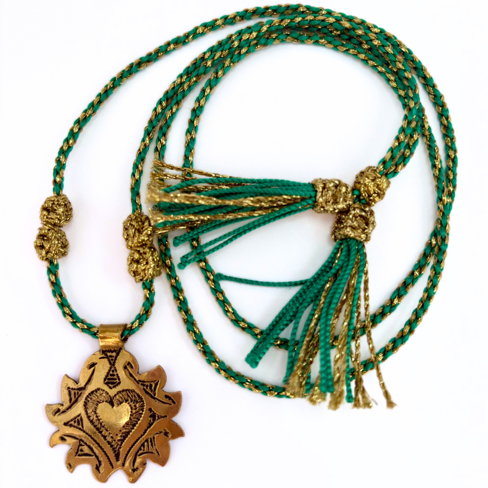 Sautoir grigri ex-voto cœur détail médaille pompons verts beloves