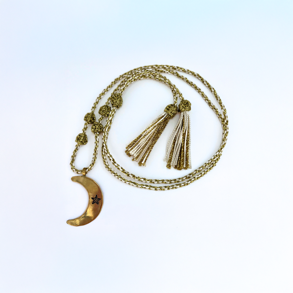 Sautoir grigri lune étoile détail médailles pompons beloves