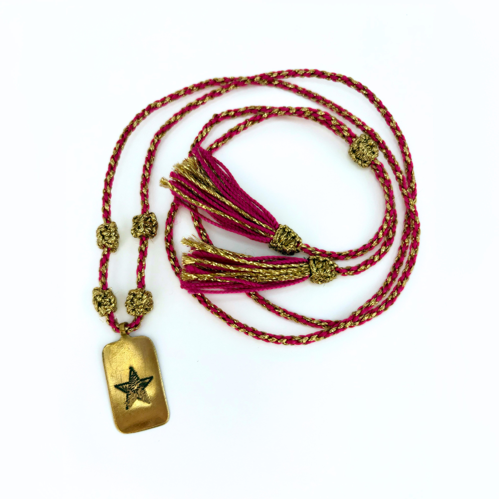 Sautoir grigri médaille rectangle étoile rose fuchsia porte-bonheur beloves