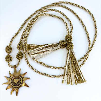 Sautoir grigri soleil cœur détail médaille dorée pompons belove