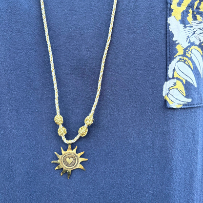 Sautoir grigri soleil cœur porté tenue beloves