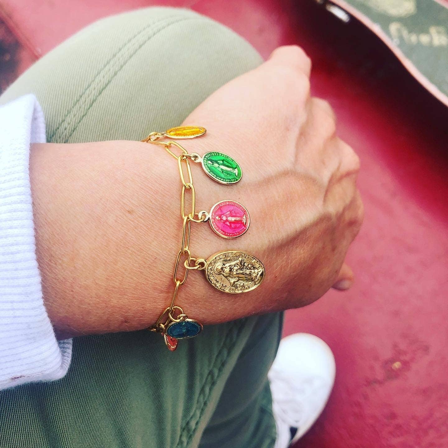 Bracelet Rainbow Mary porté couleurs acidulées médailles Beloves