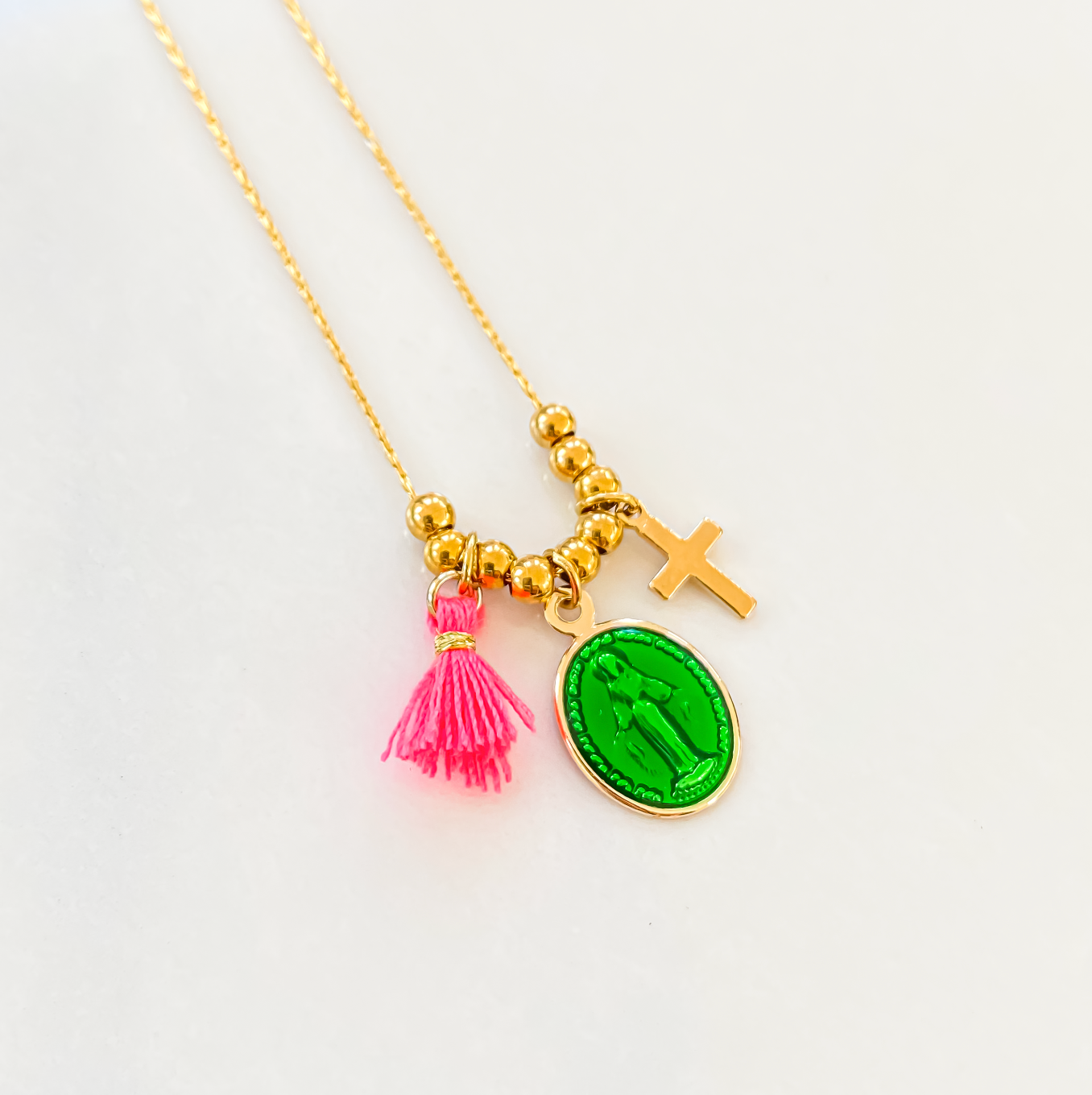 Collier Rainbow Mary médaille vierge verte pompon rose laiton doré beloves