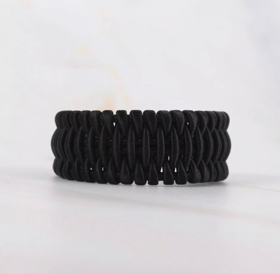 Manchette Noor noire fils lurex soie végétale artisanale beloves