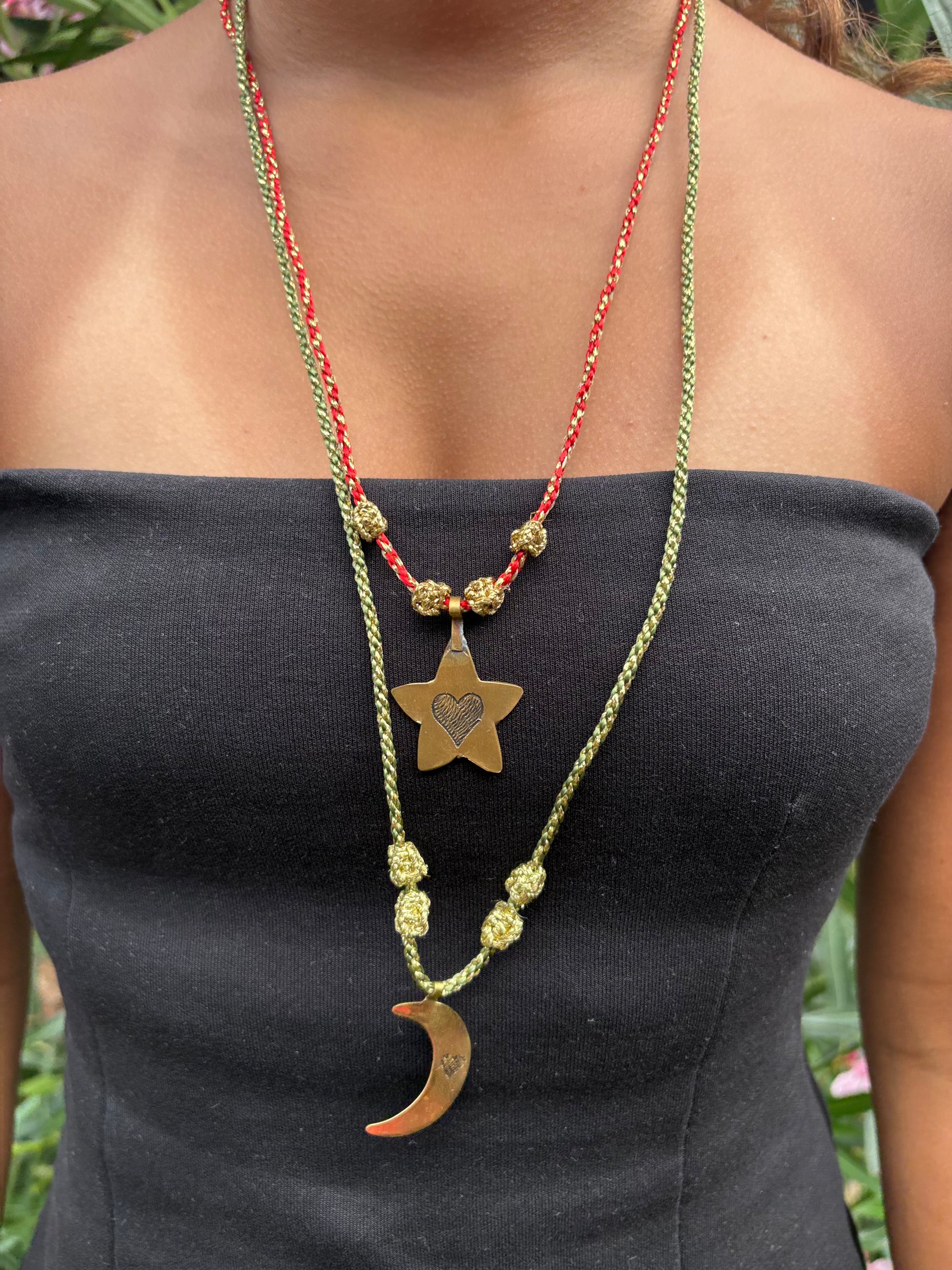 Sautoir grigri lune étoile porté décolleté porte-bonheur beloves