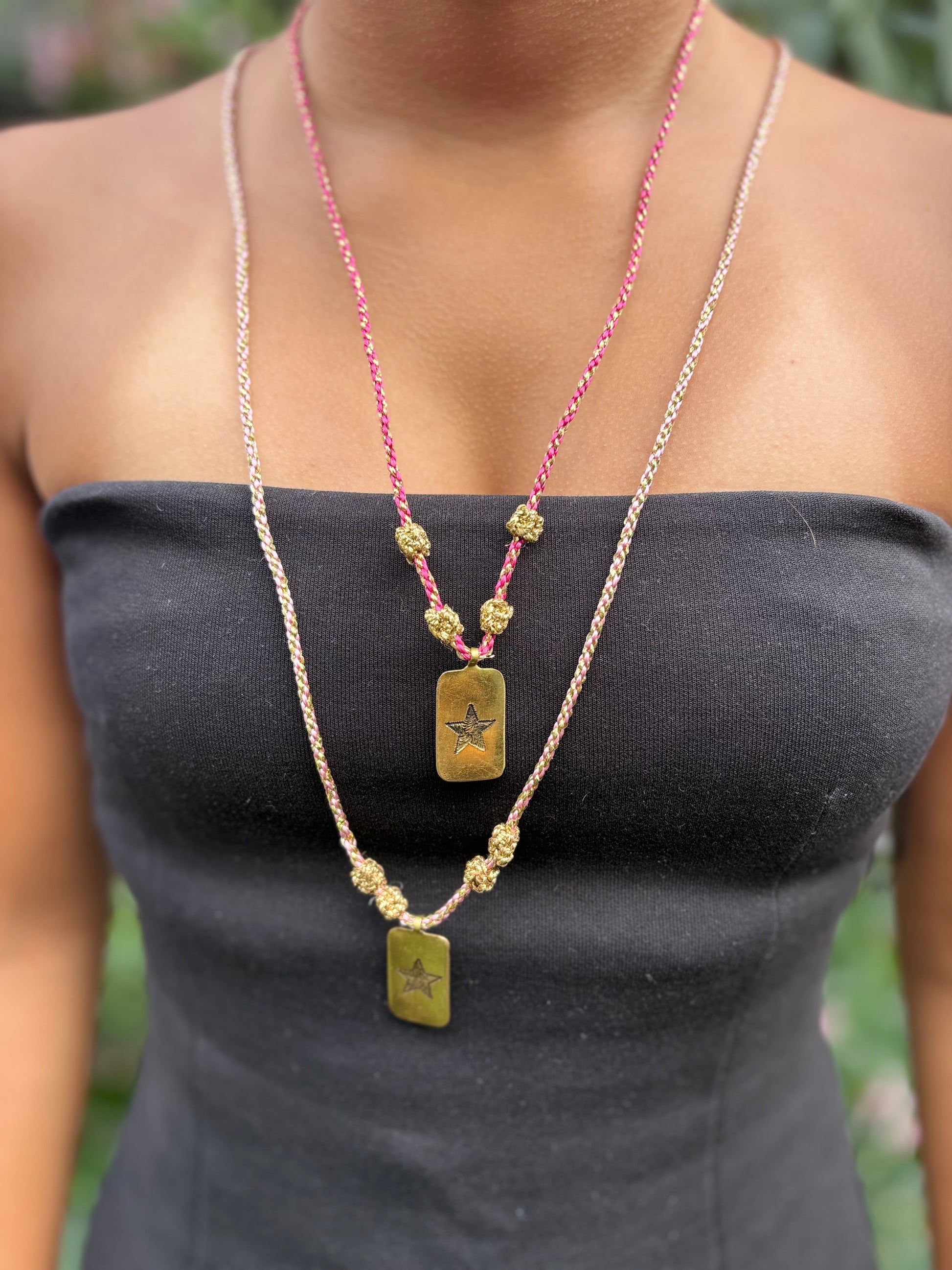 Sautoir grigri rectangle étoile porté décolleté layering beloves
