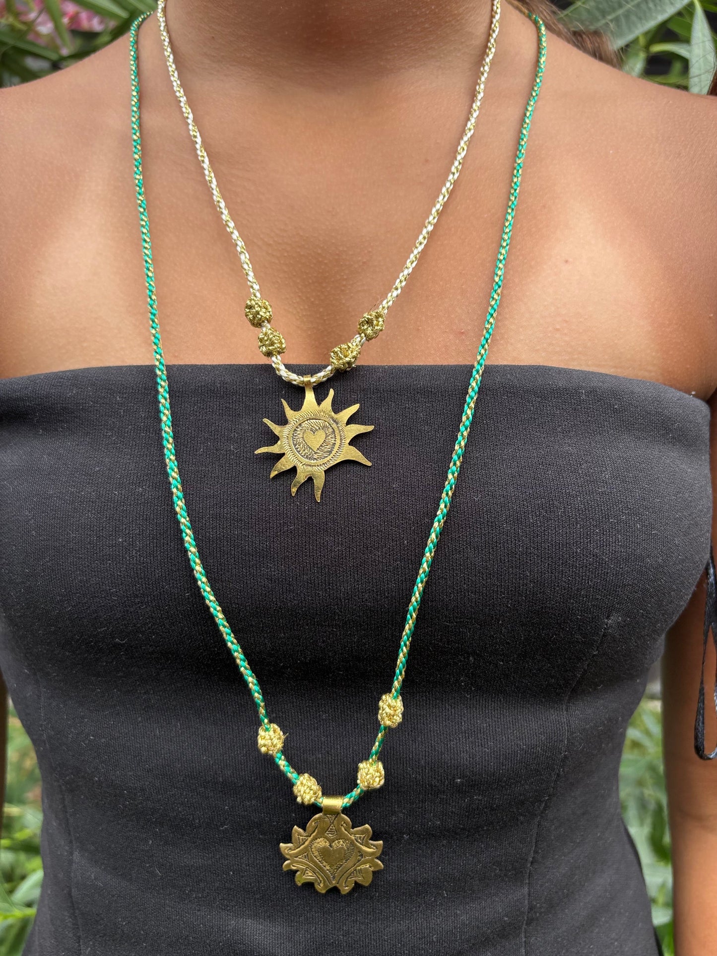Sautoir grigri soleil cœur porté décolleté layering beloves