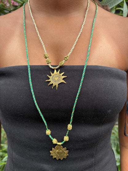 Sautoir grigri soleil cœur porté décolleté layering beloves